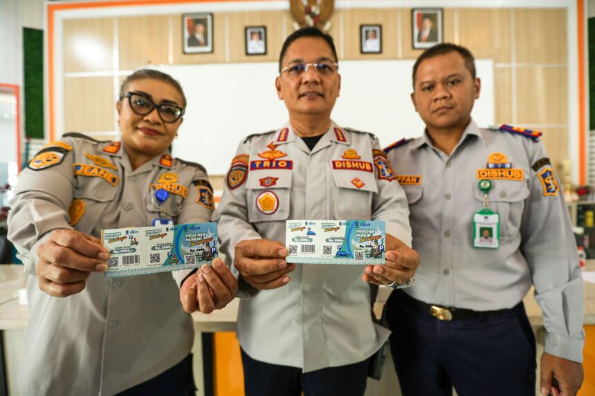 Desain vouche parkir dipegang oleh Plt Kadishub Surabaya Trio Wahyu Bowo/ Foto: Pemkot Surabaya