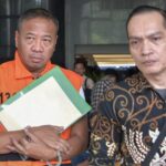 Tersangka kasus pemerasan dan penerimaan lainnya di lingkungan Pemkab Tulungagung Gatut Sunu Wibowo (kiri) / Foto: courtesy ANTARA