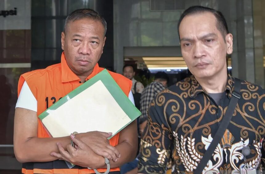 Tersangka kasus pemerasan dan penerimaan lainnya di lingkungan Pemkab Tulungagung Gatut Sunu Wibowo (kiri) / Foto: courtesy ANTARA