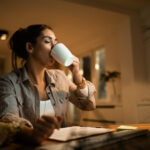 Ilustrasi minum kopi/ Foto: freepik