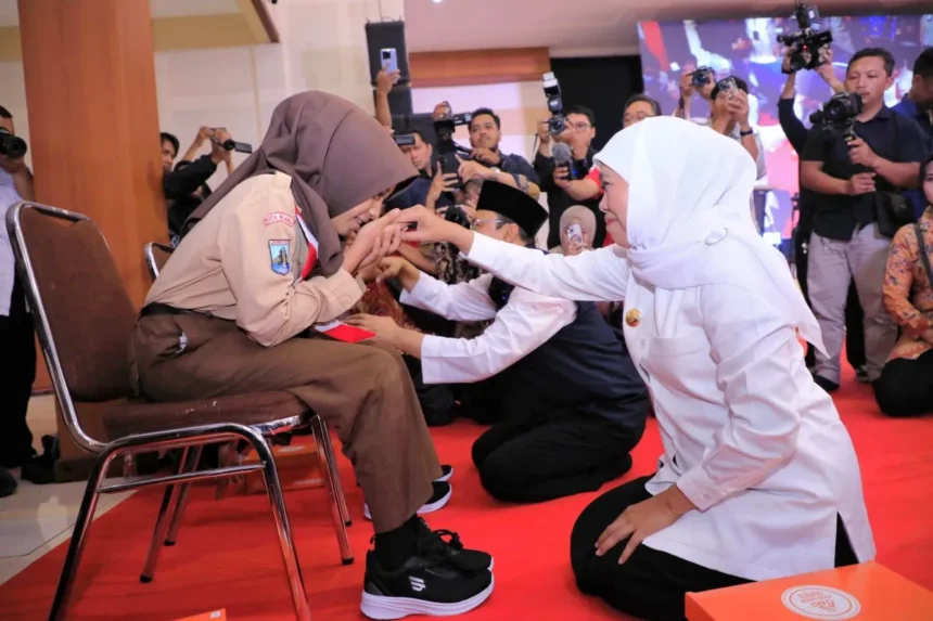 Khofifah bersama siswa dalam sebuah acara/ Foto: ANTARA