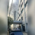 Penampakan asap yang keluar dari Gedung PPJT RSUD Dr Soetomo Surabaya/ Foto: ANTARA