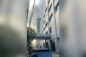 Penampakan asap yang keluar dari Gedung PPJT RSUD Dr Soetomo Surabaya/ Foto: ANTARA
