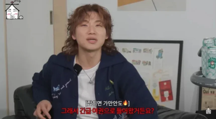 Daesung saat bercerita tentang manajernya yang kehilangan paspor/ Foto: allkpop