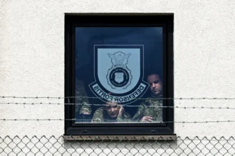 Para tentara melihat keluar dari jendela pada hari Wakil Presiden AS JD Vance singgah di pangkalan udara Ramstein di Jerman/ Foto: aljazeera