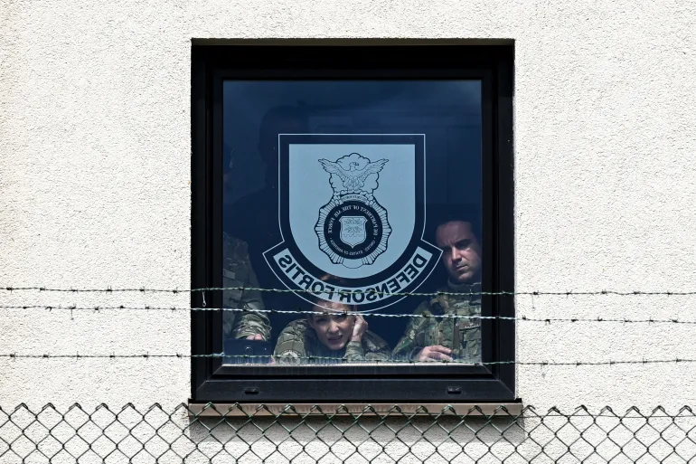 Para tentara melihat keluar dari jendela pada hari Wakil Presiden AS JD Vance singgah di pangkalan udara Ramstein di Jerman/ Foto: aljazeera