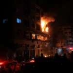 Api berkobar di sebuah apartemen setelah penembakan Israel di Kota Gaza, 15 Mei 2026/ Foto: Aljazeera