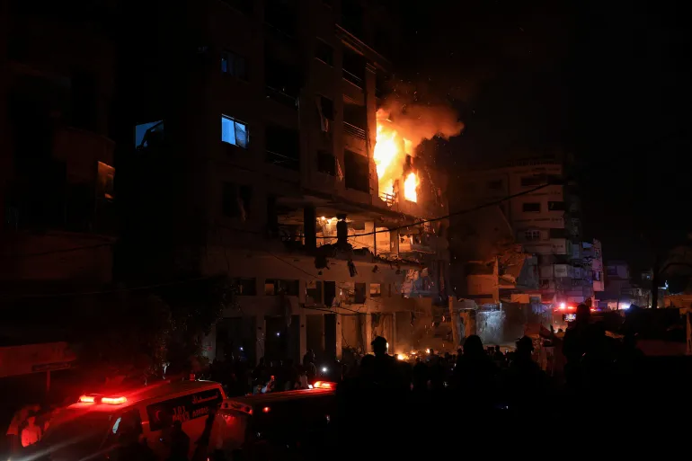Api berkobar di sebuah apartemen setelah penembakan Israel di Kota Gaza, 15 Mei 2026/ Foto: Aljazeera