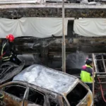 Petugas layanan darurat bekerja di lokasi kecelakaan di Jalan Asok-Din Daeng yang melibatkan tabrakan kereta api dengan bus dan beberapa mobil/ Foto: Aljazeera