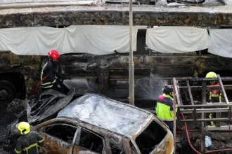 Petugas layanan darurat bekerja di lokasi kecelakaan di Jalan Asok-Din Daeng yang melibatkan tabrakan kereta api dengan bus dan beberapa mobil/ Foto: Aljazeera