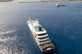 Kapal MV Hondius di lepas pantai Praia, Tanjung Verde. Sepasang suami istri dari Belanda termasuk di antara tiga orang yang meninggal akibat dugaan hantavirus/ Foto: the guardian