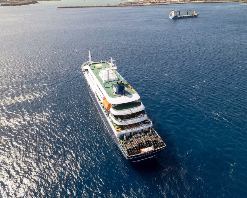 Kapal MV Hondius di lepas pantai Praia, Tanjung Verde. Sepasang suami istri dari Belanda termasuk di antara tiga orang yang meninggal akibat dugaan hantavirus/ Foto: the guardian