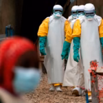 Petugas kesehatan dengan pakaian pelindung di pusat pengobatan Ebola di Beni,/ Foto: The Guardian