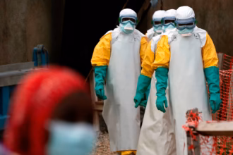 Petugas kesehatan dengan pakaian pelindung di pusat pengobatan Ebola di Beni,/ Foto: The Guardian