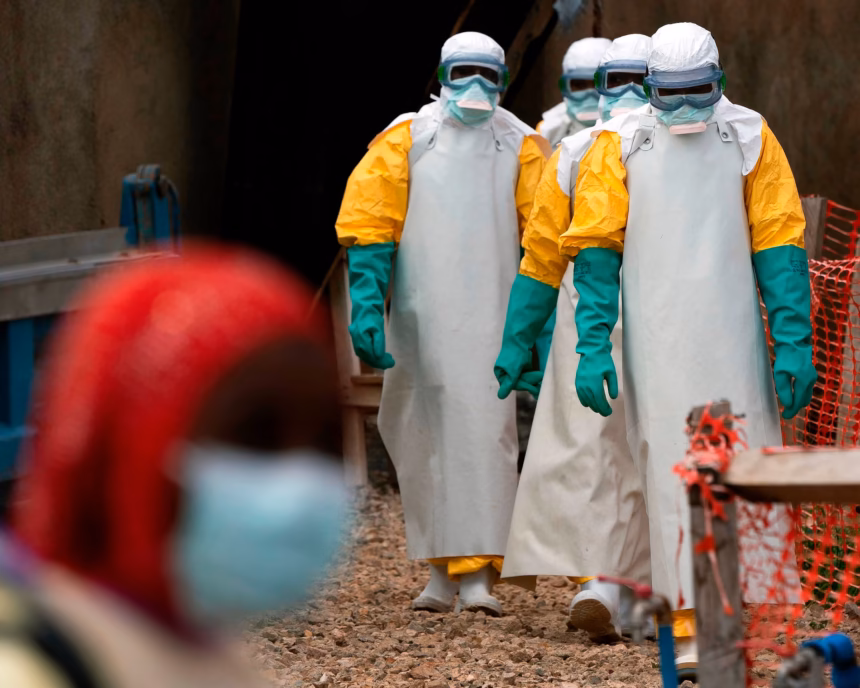 Petugas kesehatan dengan pakaian pelindung di pusat pengobatan Ebola di Beni,/ Foto: The Guardian