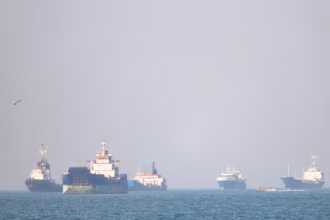 Kapal Tanker di Selat Hormuz / Foto: The Guardian