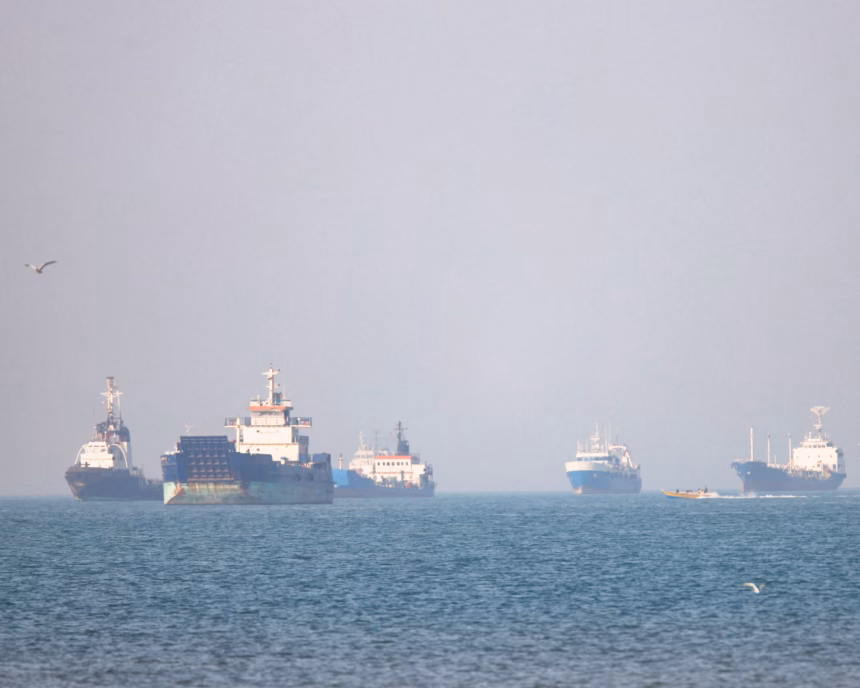 Kapal Tanker di Selat Hormuz / Foto: The Guardian