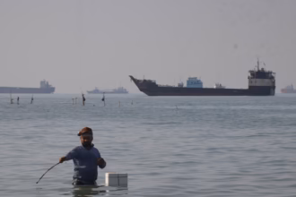 Seorang mancing di kawasan Selat Horsmuz/ Foto: The Guardian