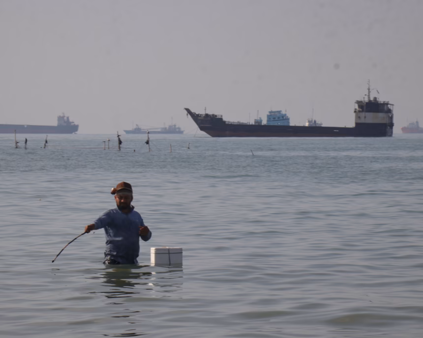 Seorang mancing di kawasan Selat Horsmuz/ Foto: The Guardian