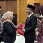 Ketua DPRD Kota Surabaya Syaifuddin Zuhri beramah tamah dengan undangan/ Foto: aktual