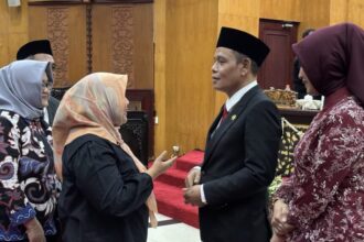 Ketua DPRD Kota Surabaya Syaifuddin Zuhri beramah tamah dengan undangan/ Foto: aktual