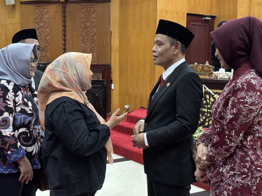 Ketua DPRD Kota Surabaya Syaifuddin Zuhri beramah tamah dengan undangan/ Foto: aktual