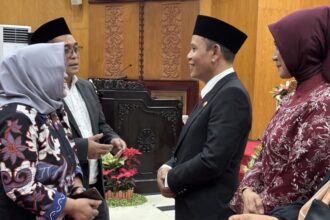Syaifuddin Zuhri saat beramah tamah dengan undangan DPRD Kota Surabaya/ Foto: aktual