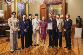 BTS berfoto bersama Presiden Meksiko Claudia Sheinbaum / Foto: Yonhap