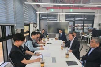Para eksekutif Samsung Electronik berdialog dengan serikat pekerja / Foto: Yonhap