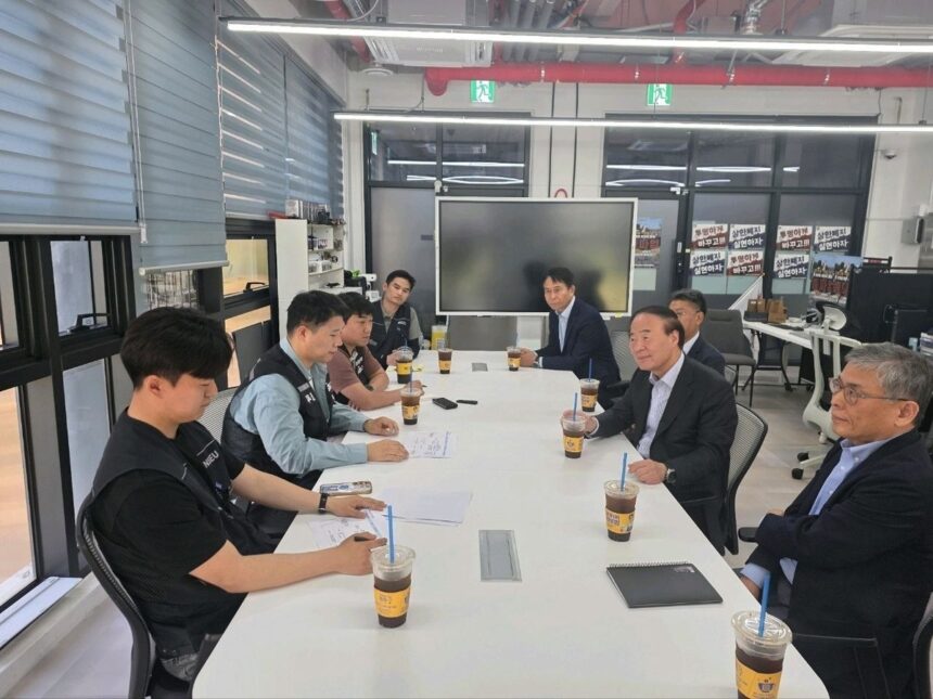 Para eksekutif Samsung Electronik berdialog dengan serikat pekerja / Foto: Yonhap
