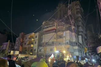 Orang-orang berkumpul di lokasi serangan Israel yang menargetkan pinggiran selatan Beirut/ Foto: aljazeera