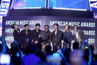 BTS saat menerima penghargaan dari AMA 2026/ Foto: Allkpop
