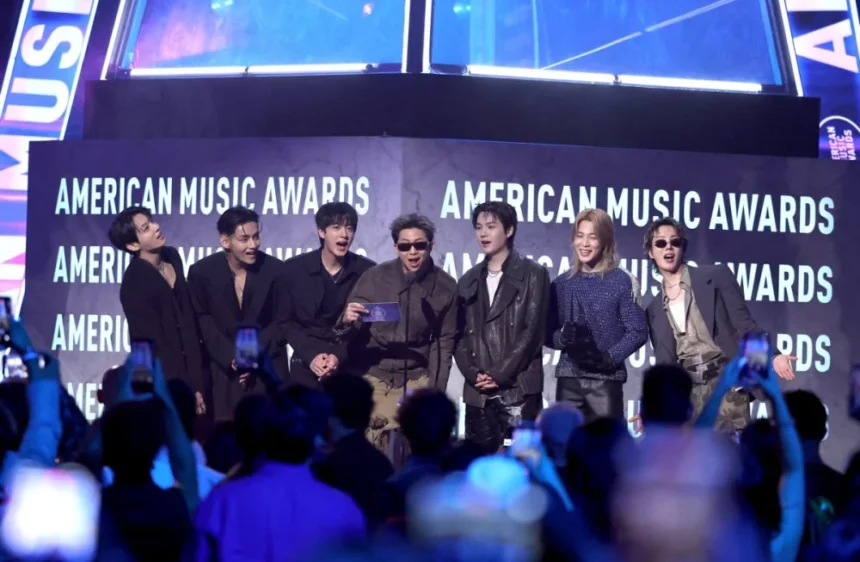 BTS saat menerima penghargaan dari AMA 2026/ Foto: Allkpop