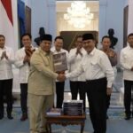 Tangkapan layar - Presiden Prabowo Subianto (kiri) menerima buku rekomendasi dan usulan dari Ketua Komisi Percepatan Reformasi Polri Jimly Asshiddiqie / Foto: capture ANTARA