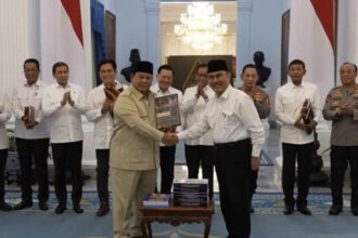 Tangkapan layar - Presiden Prabowo Subianto (kiri) menerima buku rekomendasi dan usulan dari Ketua Komisi Percepatan Reformasi Polri Jimly Asshiddiqie / Foto: capture ANTARA