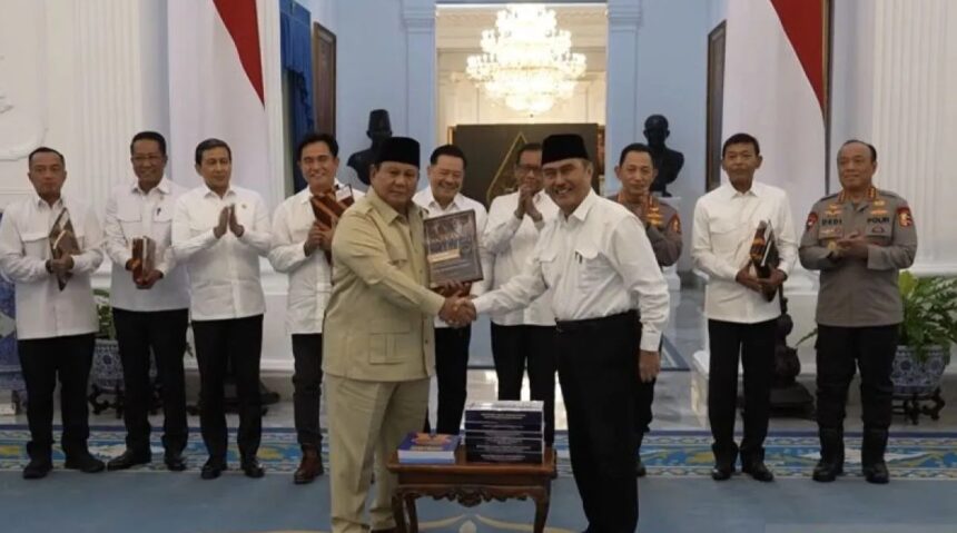 Tangkapan layar - Presiden Prabowo Subianto (kiri) menerima buku rekomendasi dan usulan dari Ketua Komisi Percepatan Reformasi Polri Jimly Asshiddiqie / Foto: capture ANTARA