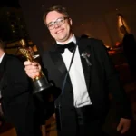 Pavel Talakin dengan Piala Oscar yang diterimanya/ Foto: variety