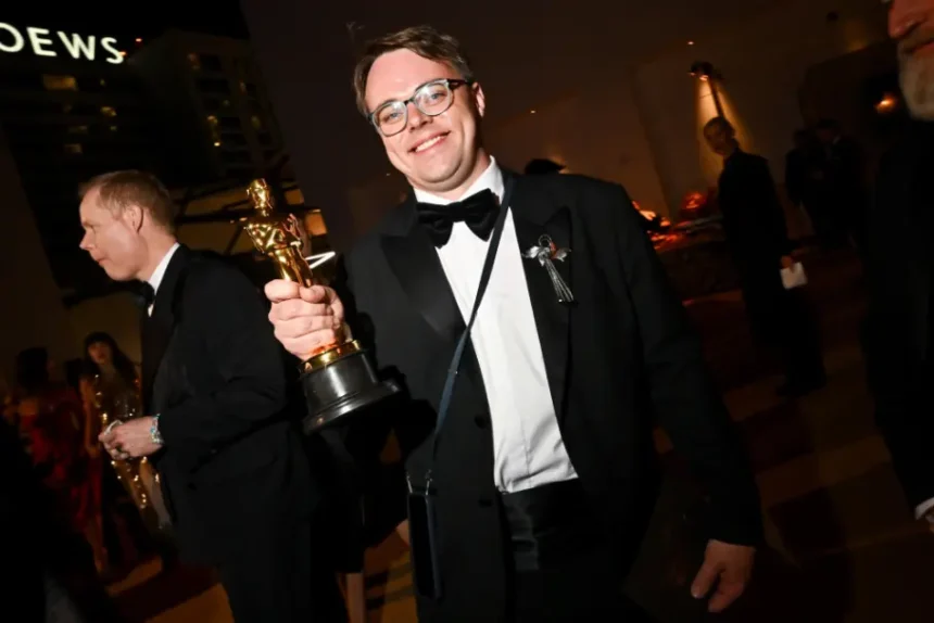 Pavel Talakin dengan Piala Oscar yang diterimanya/ Foto: variety