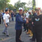Serahterima bibit mangrove dari pihak pemkot dan pihak UPN Veteran Jawa Timur/dok.aktual.co.id
