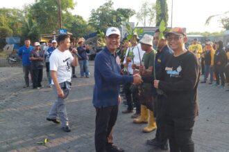 Serahterima bibit mangrove dari pihak pemkot dan pihak UPN Veteran Jawa Timur/dok.aktual.co.id