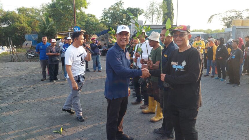 Serahterima bibit mangrove dari pihak pemkot dan pihak UPN Veteran Jawa Timur/dok.aktual.co.id