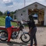 Warga memberikan disinfektan di Kongo/ Foto: Aljazeera