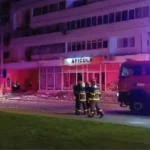 Petugas tanggap di lokasi kejadian setelah sebuah drone jatuh ke gedung perumahan di kota Galati, Rumania barat/ Foto: Aljazeera