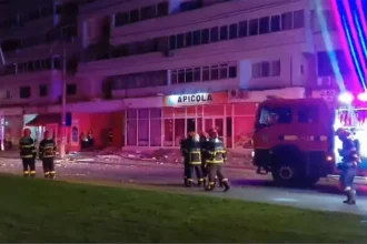 Petugas tanggap di lokasi kejadian setelah sebuah drone jatuh ke gedung perumahan di kota Galati, Rumania barat/ Foto: Aljazeera