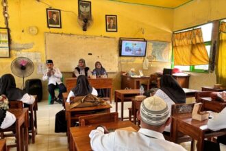 Dosen UPN Veteran Jatim saat memberikan materi literasi keuangan digital/dok.aktual.co.id