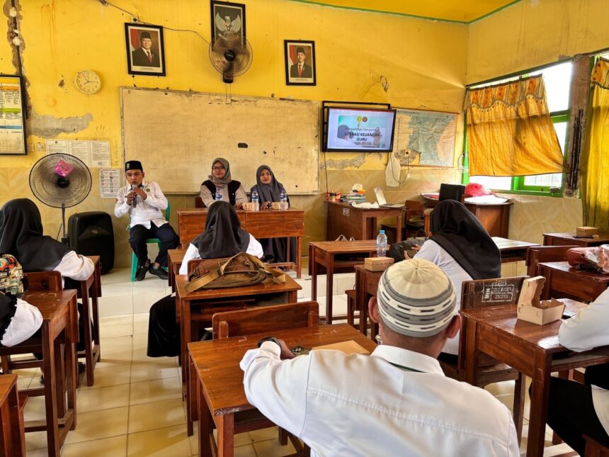 Dosen UPN Veteran Jatim saat memberikan materi literasi keuangan digital/dok.aktual.co.id
