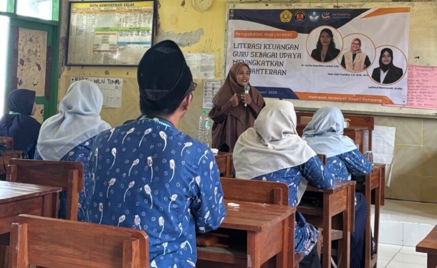 Dosen UPN Veteran Jatim saat menyampaikan materi tentang literasi keuangan digital/dok.aktual.co.id