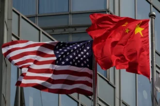 Bendera AS dan Cina/ Foto: APNews