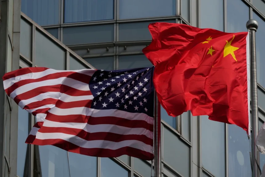 Bendera AS dan Cina/ Foto: APNews