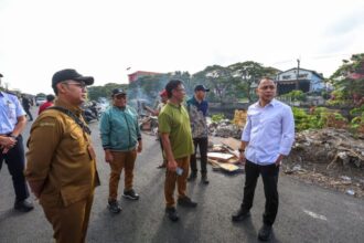 Walikota Surabaya Eri Cahyadi saat meninjau Jalan Tebu/ Foto: Pemkot Surabaya